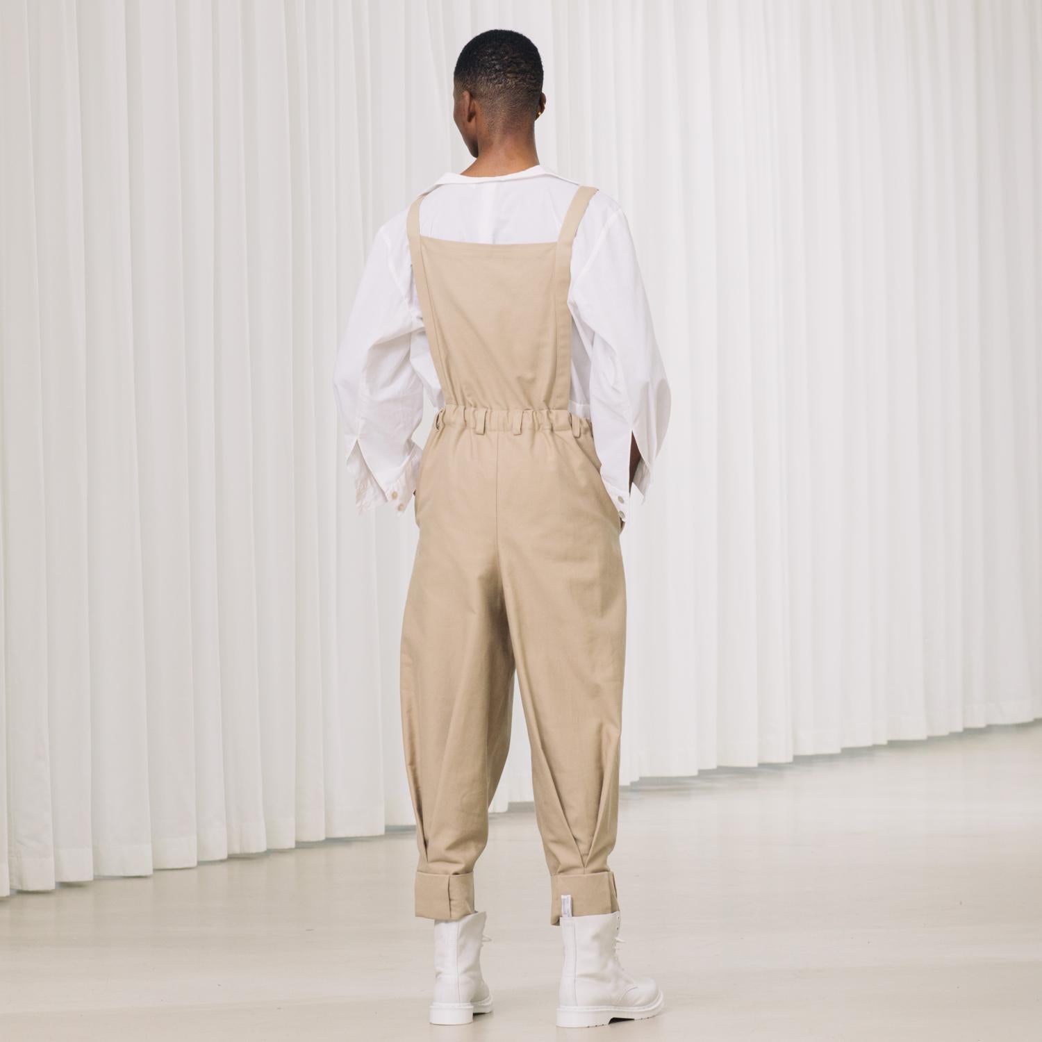jumpsuit made of strong twill with pockets and adjustable bands