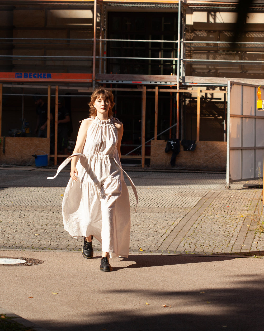 langes Kleid mit Känguru-Tasche
