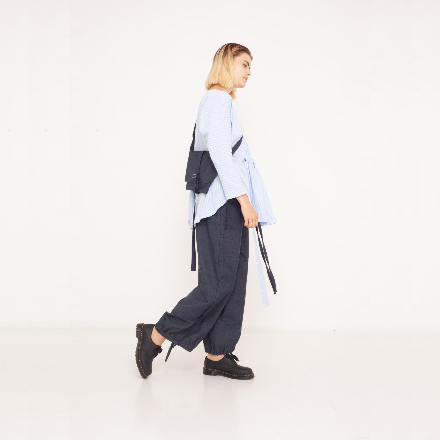 1 Crossbar 2023-01-03-WasteLessFashion by Natascha von Hirschhausen WasteLessFuture.jpg