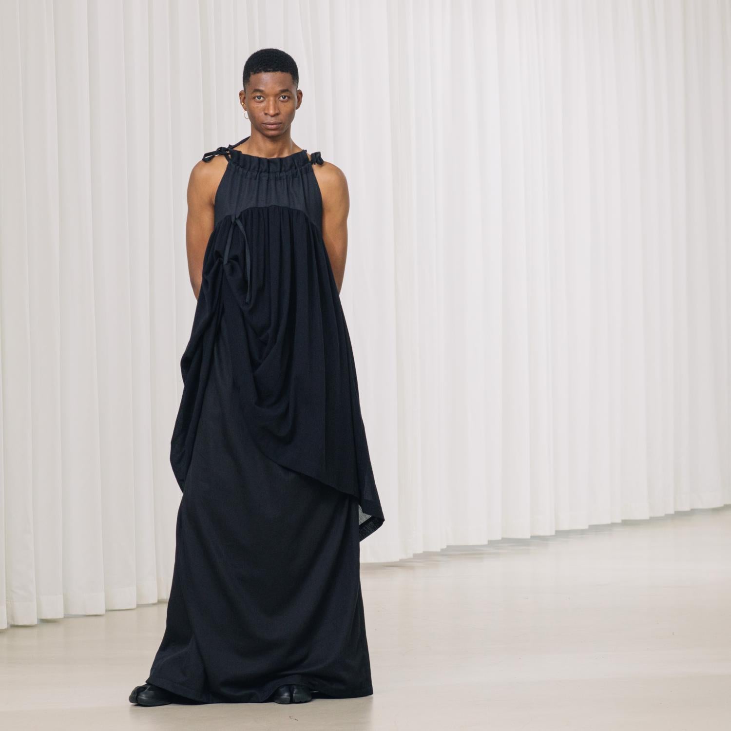 Abendkleid mit drapiertem Element und hohem Schlitz